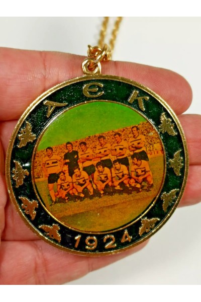 Vintage Πλαστικό Μενταγιόν με την Ομάδα  Ποδοσφαίρου της AEK 1972 1973