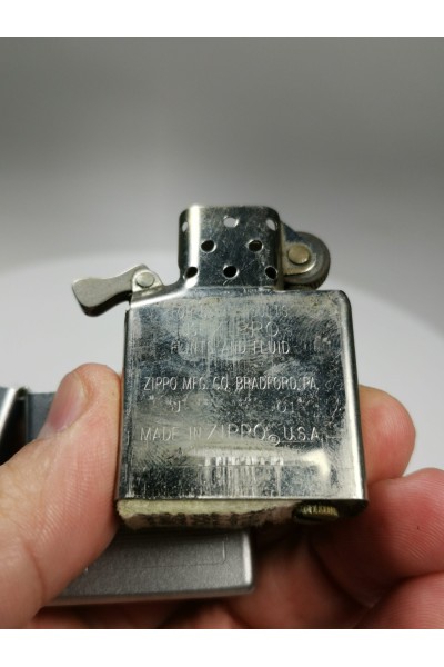 Vintage Αναπτήρας Zippo με Ανάγλυφα Γράμματα