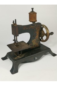 Αντίκα Μεταλλική Παιδική Ραπτομηχανή με Σχέδιο Κοκκινοσκουφίτσα & Λύκος 1900s