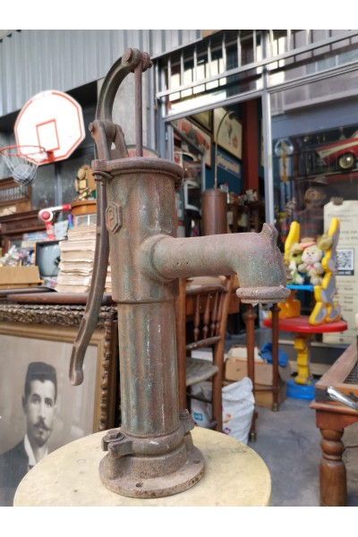 Vintage Antique Cast Iron Hand Water Pump for Garden Decor