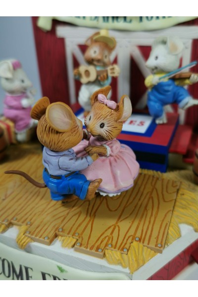 Enesco 1990 Haystack Hoedown Collectible Musical Box Mice Barn Dance