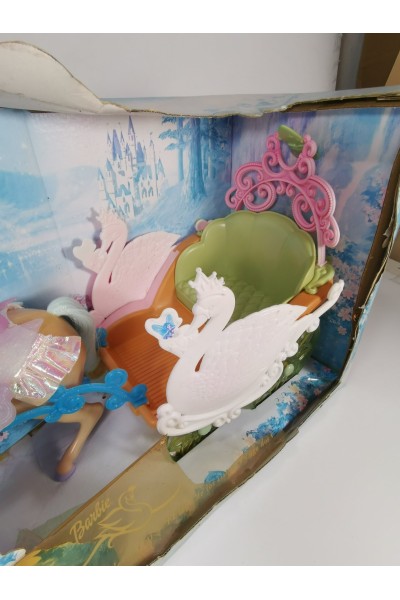 Barbie Swan Lake Μονόκερος & Άμαξα Κύκνου Συλλεκτικό Σετ με Φθαρμένη Συσκευασία